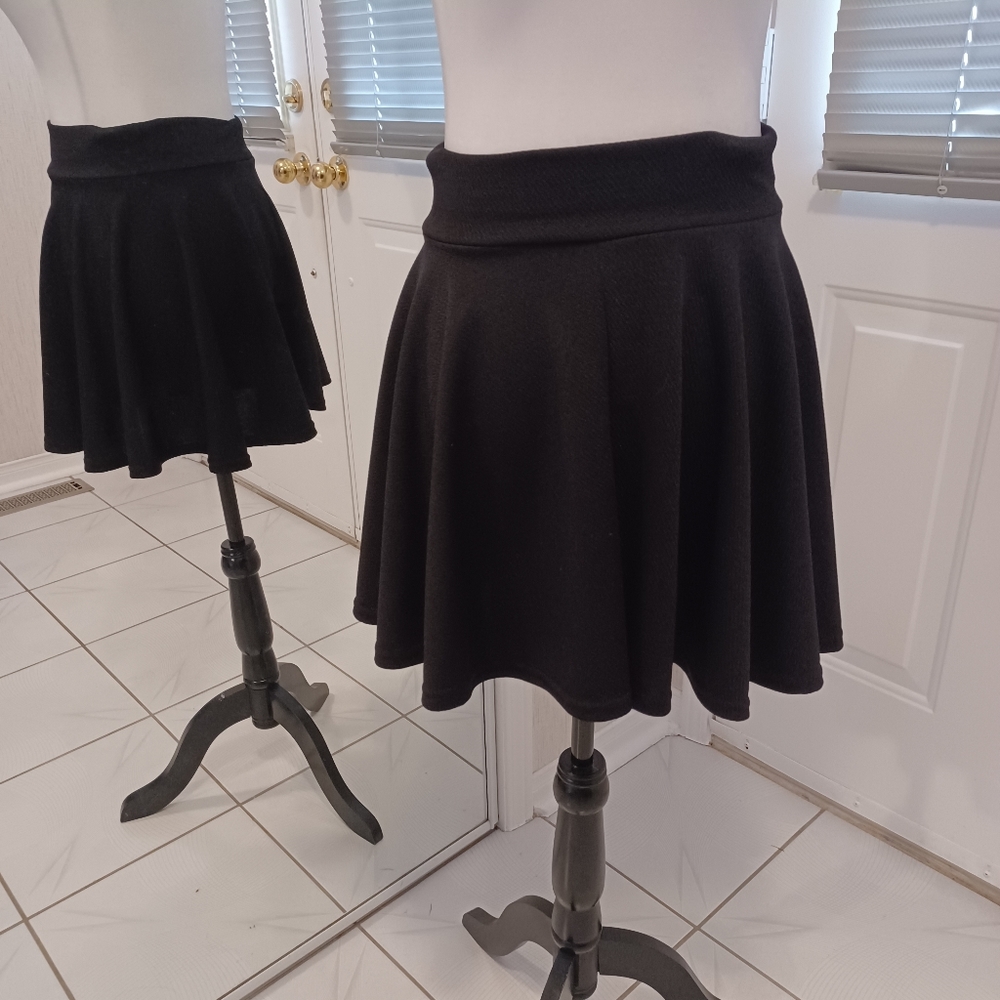 4/$80 Black Textured Skirt - Size Small